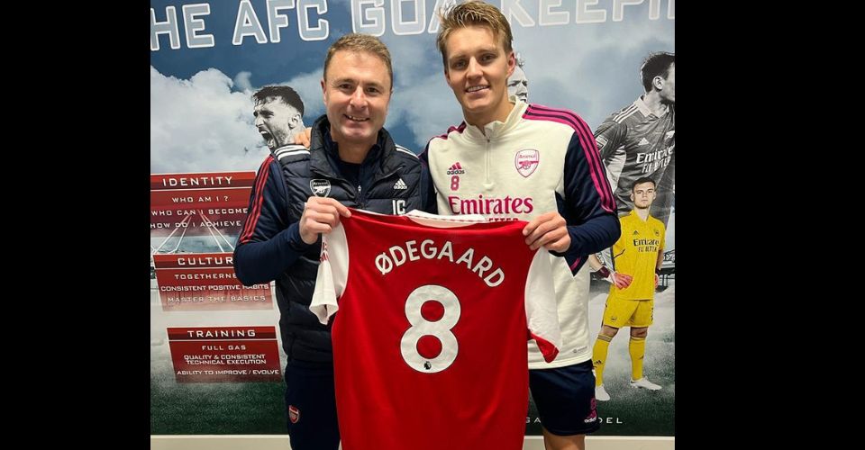Camiseta de Odegaard firmada por la plantilla del Arsenal
